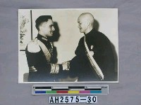 藏品(故總統蔣公生活照片：與約旦國王胡笙訪華時,接受其所贈最高特種寶石勳章後,與胡笙國王握手互賀)的圖片